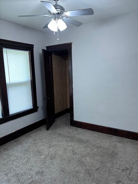 Building Photo - 404 S Oak St