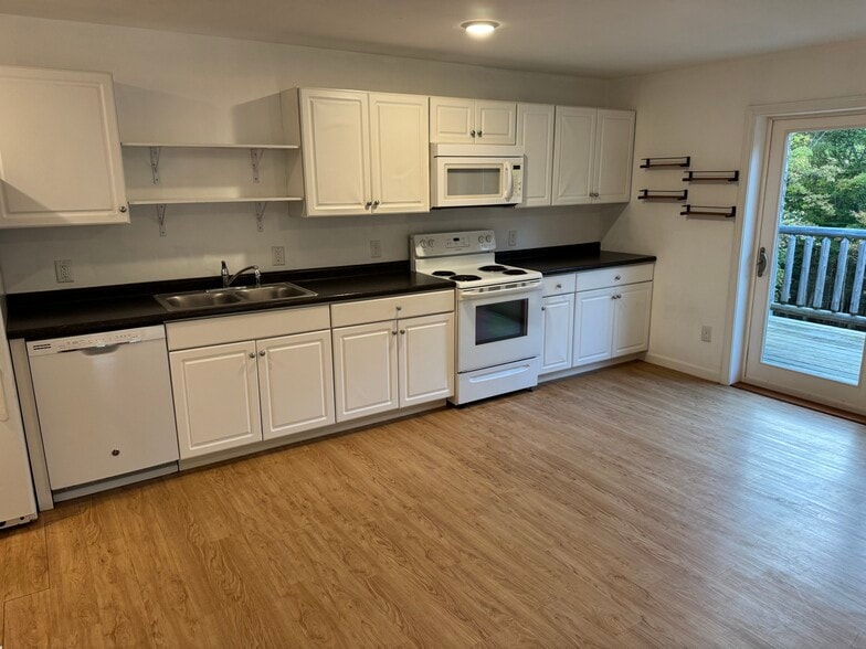 Full Kitchen - 130 Jeff Heights Rd