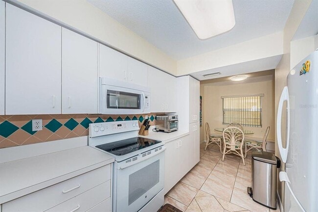 Building Photo - 6105 Bahia Del Mar Cir N