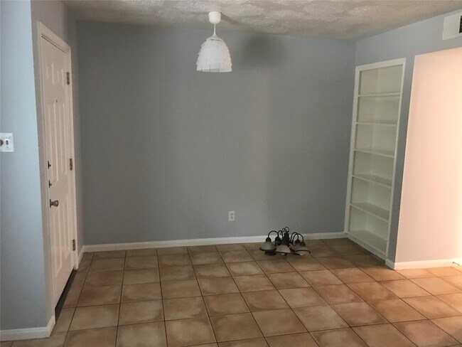 Building Photo - 1611 Mapleton Dr