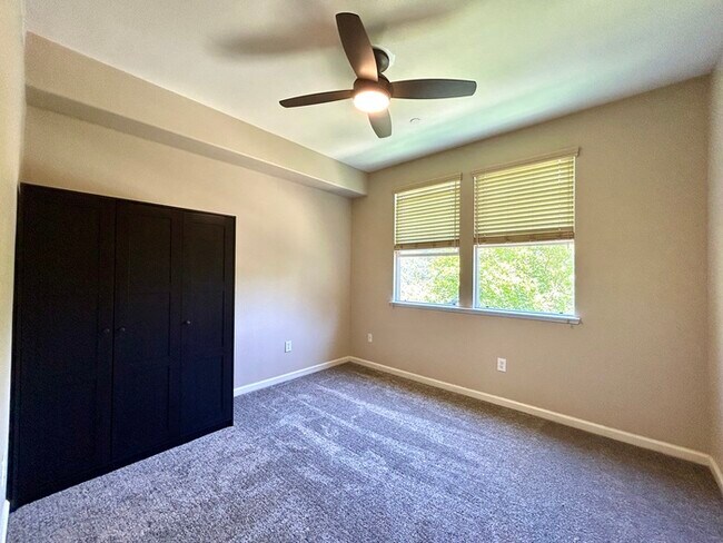 Building Photo - Beautiful 3 Bedroom Tri Level Townhome in ...