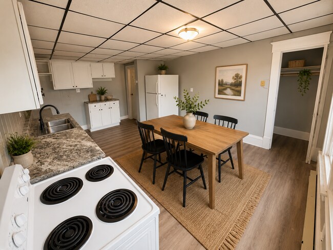 Building Photo - Huge 5BD Two Story Apartment Blocks from Downtown La Crosse