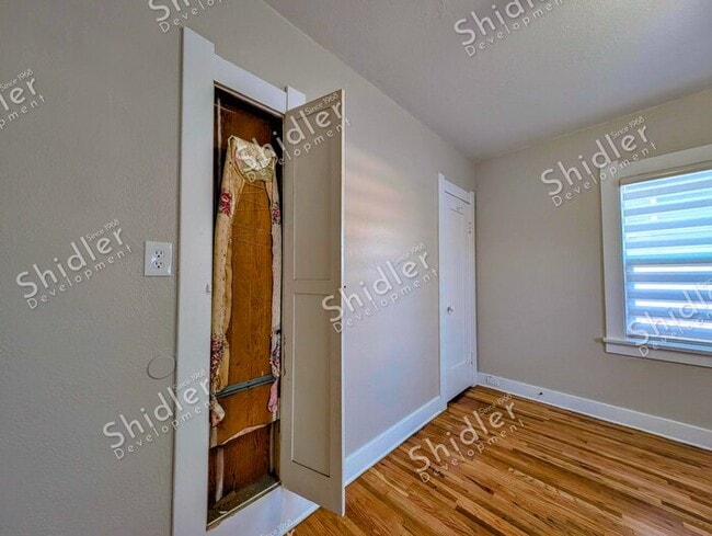 Building Photo - Upgraded Bungalow with Garage