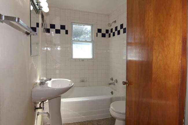 Building Photo - 740 1/2-740 1/2 Sunset St