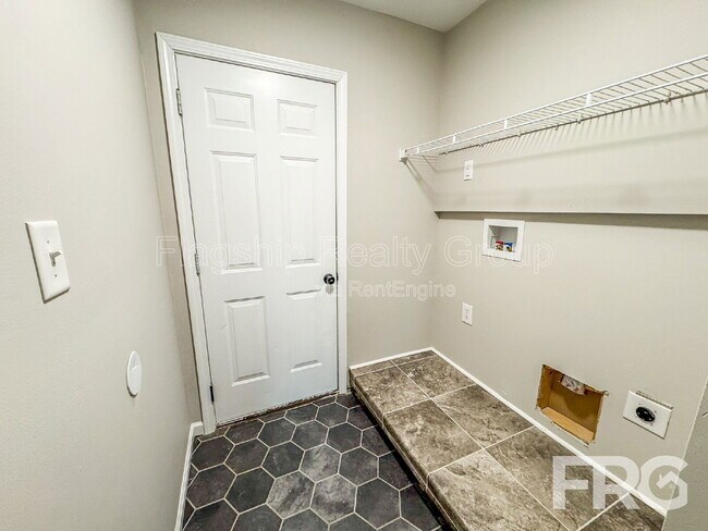 Building Photo - 200 Willow Pond Dr