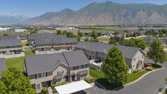 Building Photo - Springville Townhome