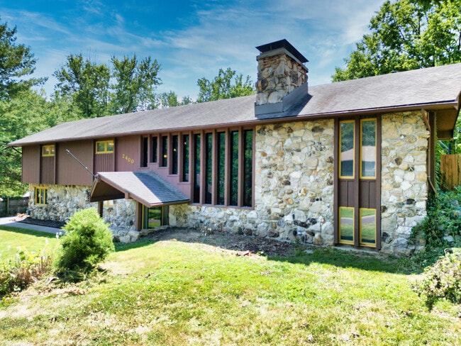 Building Photo - 2400 Ridgefield Rd