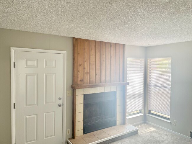 Building Photo - 2 Bedroom Townhome - walking distance to p...