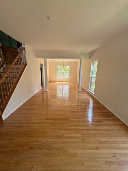 Living Room - 911 Lake Front Dr