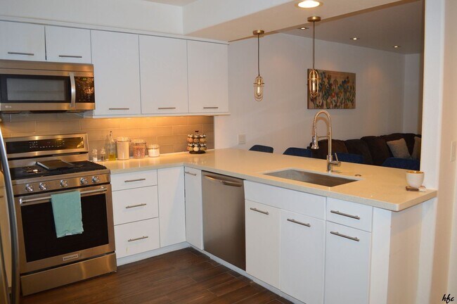 Building Photo - 2BD Ground Floor Condo in Gated Gardens Po...