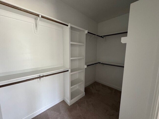 Building Photo - Like New and Move-in Ready!!