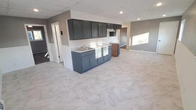 Building Photo - 5301 Hamilton Ave