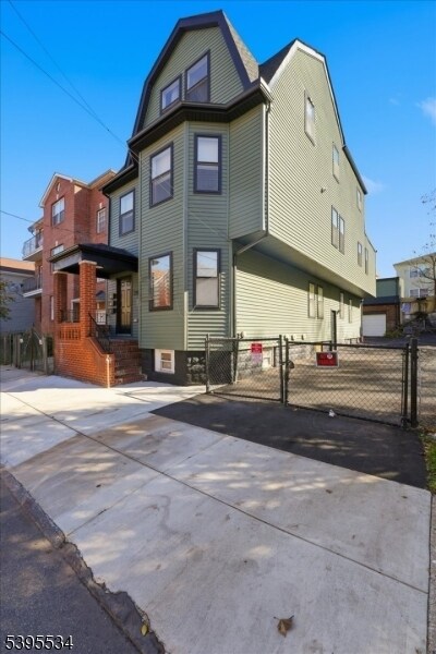 Building Photo - 260 S 10th St