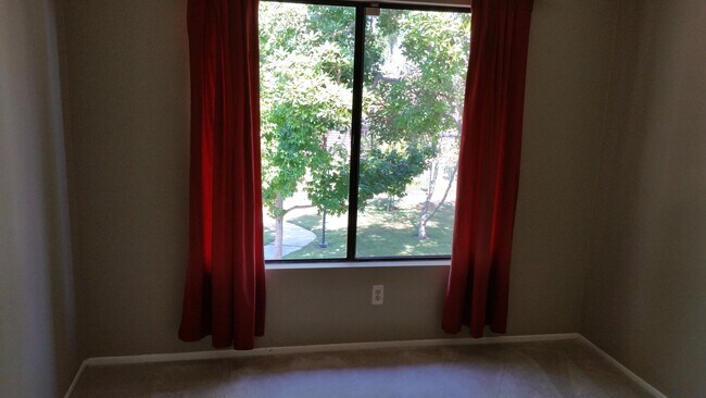 Building Photo - 2BED/2.5BATH