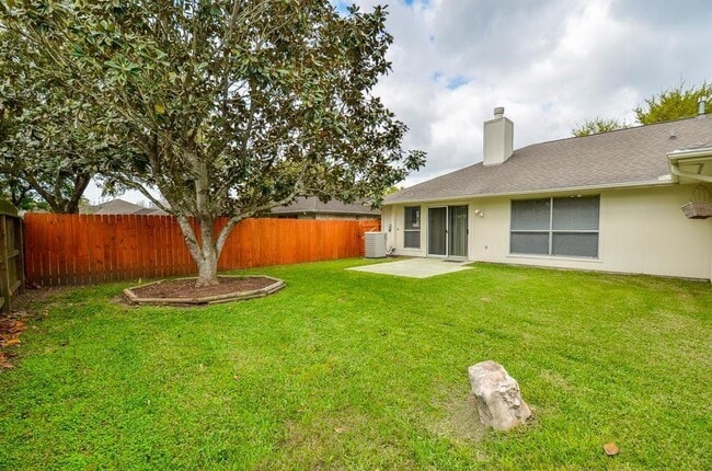 Building Photo - 1405 Manor Dr
