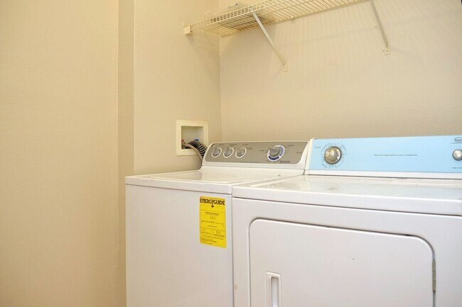 Building Photo - Capri at Hunters Creek - 2 WEEKS RENT FREE...