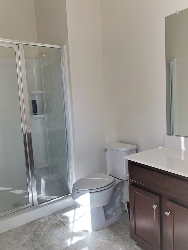 Building Photo - Beautiful End-Unit Townhome in New Post!
