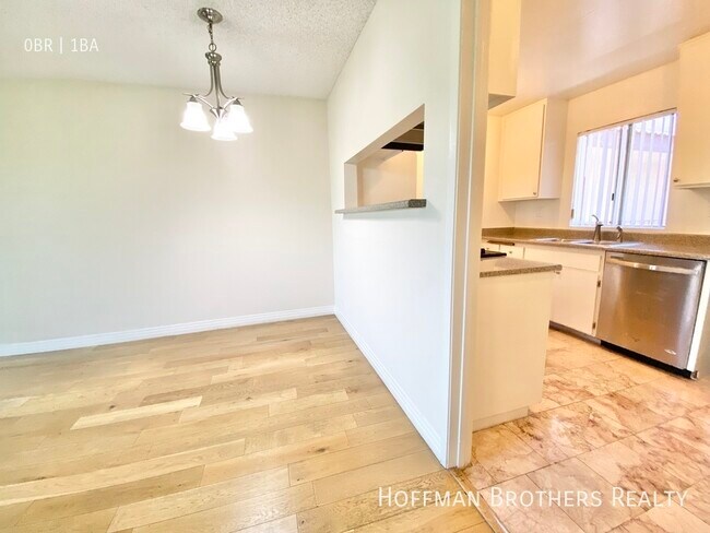 Building Photo - 957 S Gramercy Pl