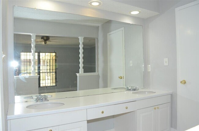 Building Photo - 6502 Briar Terrace Dr