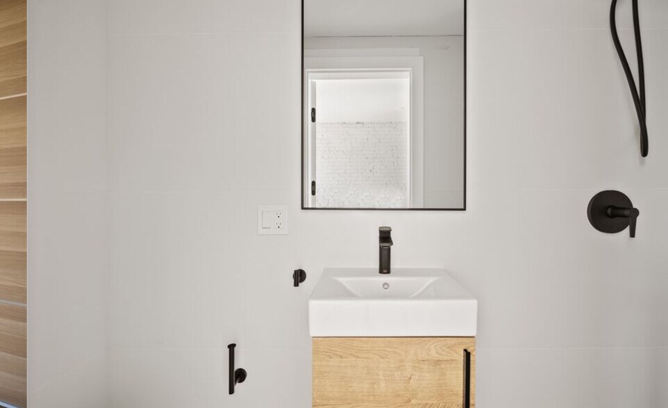 Building Photo - 17 Willow St