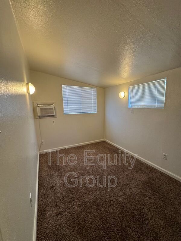 Building Photo - 449 W Maple St
