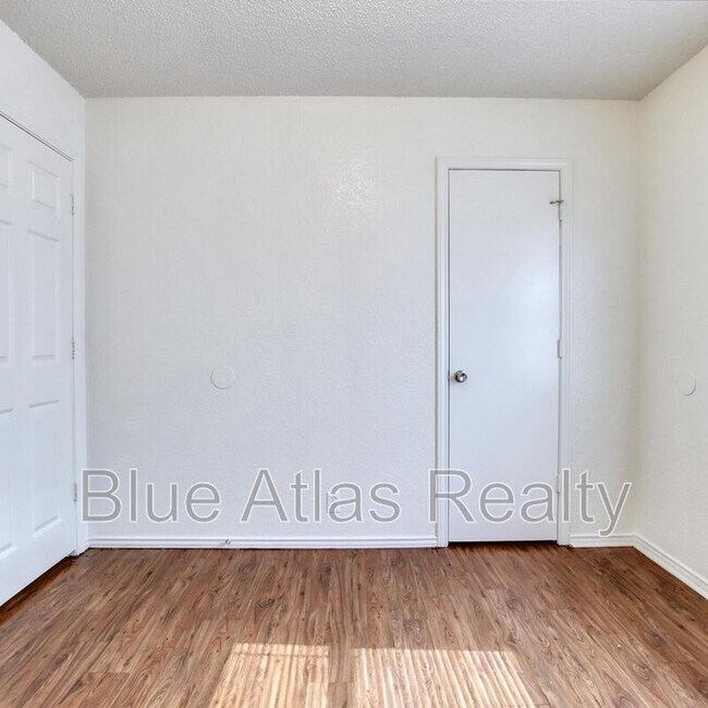 Building Photo - 6859 S Creek Dr