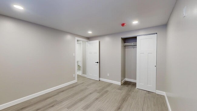 Building Photo - 1033 E 51st Pl