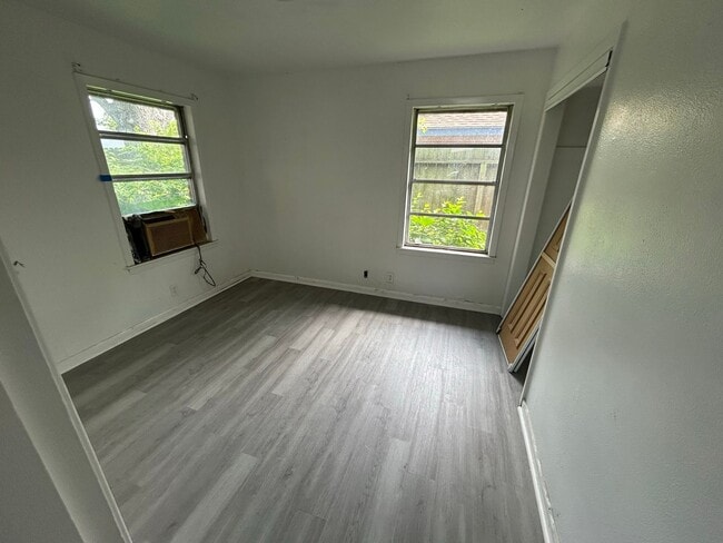 Building Photo - $100 Move In Specials