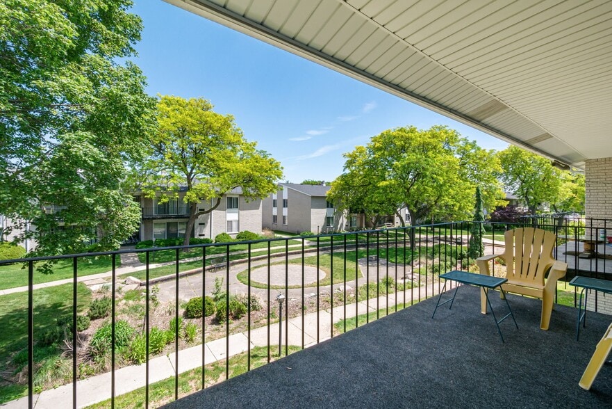 Building Photo - 8657 Kennedy Cir N