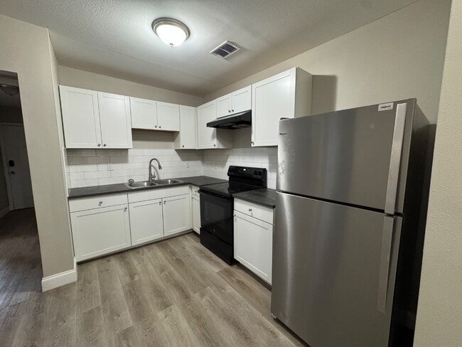 Building Photo - 704 St Clair St