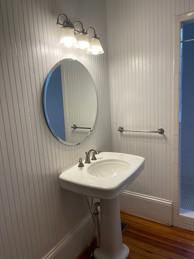 Building Photo - Sylvan Park bungalow, 4508 Park Ave.  2br,...