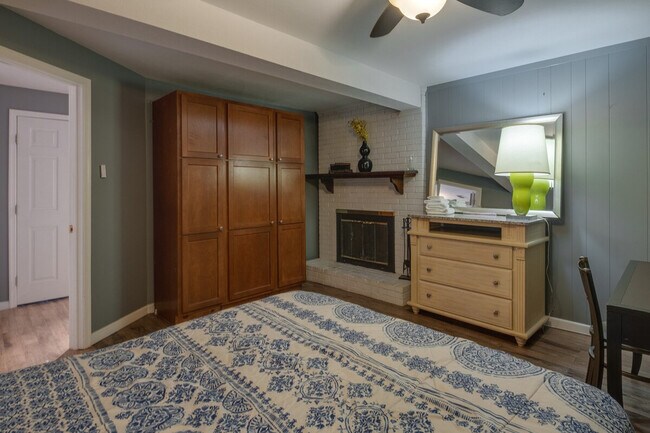 Building Photo - 9305 Pine View Ln