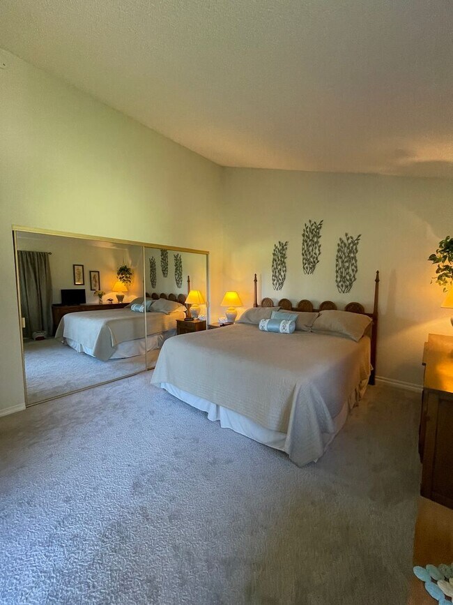 Building Photo - Charming 3Br/2Ba Updated Fully Furnished Vacation Rental W/ Golf Course View