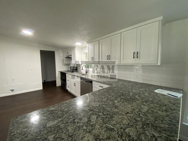 Building Photo - Fully Remodeled 3 Bed 2 Bath on Large lot.