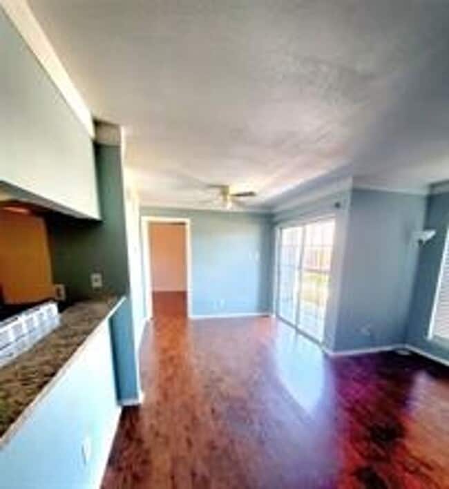 Building Photo - 18333 Roehampton Dr
