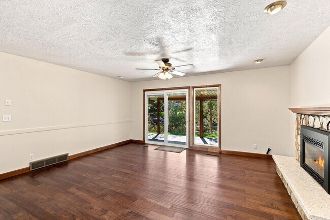 Building Photo - 650 Canyon Rd