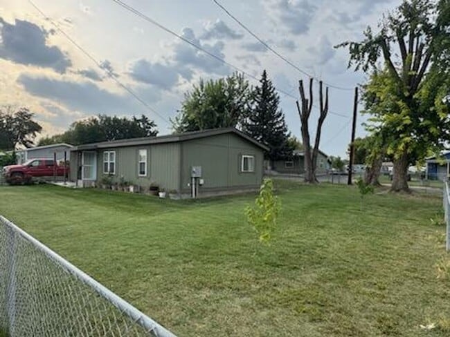 Building Photo - 635 E Harding Ave
