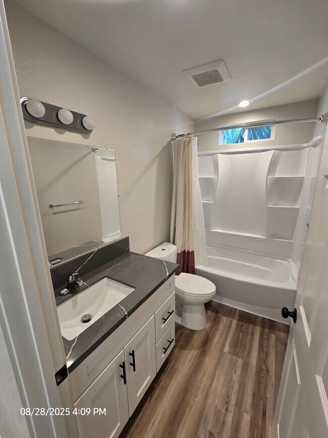 Building Photo - HAMILTON600