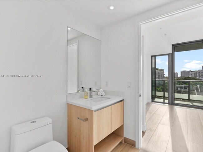 Building Photo - 9901 W Bay Harbor Dr