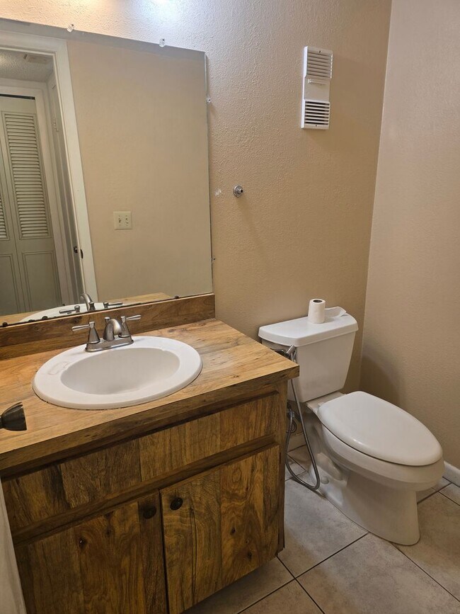 Building Photo - Two Bedroom Condo close to USF