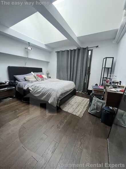 Building Photo - 14 Locust St