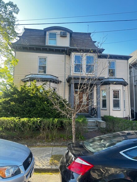 Building Photo - 5 Day St