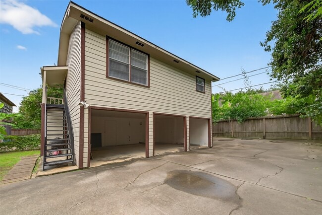 Building Photo - 2343 Wroxton Rd