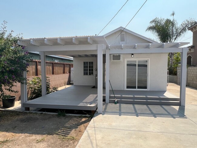 Building Photo - Completely Remodeled 2 Bed 1 Bath Charming...