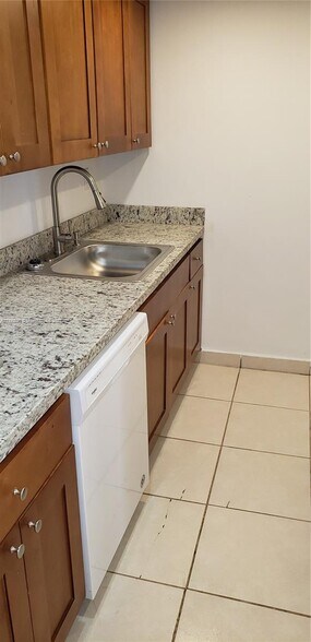 Building Photo - 1673 Bay Rd