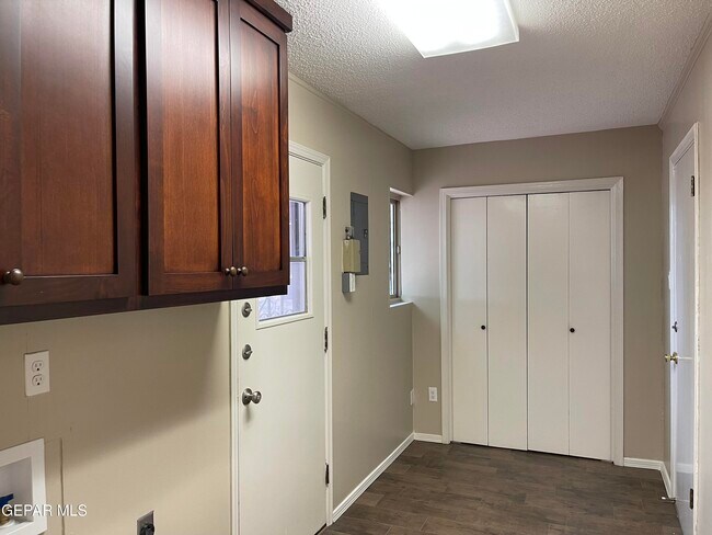 Building Photo - 9220 Lait Dr
