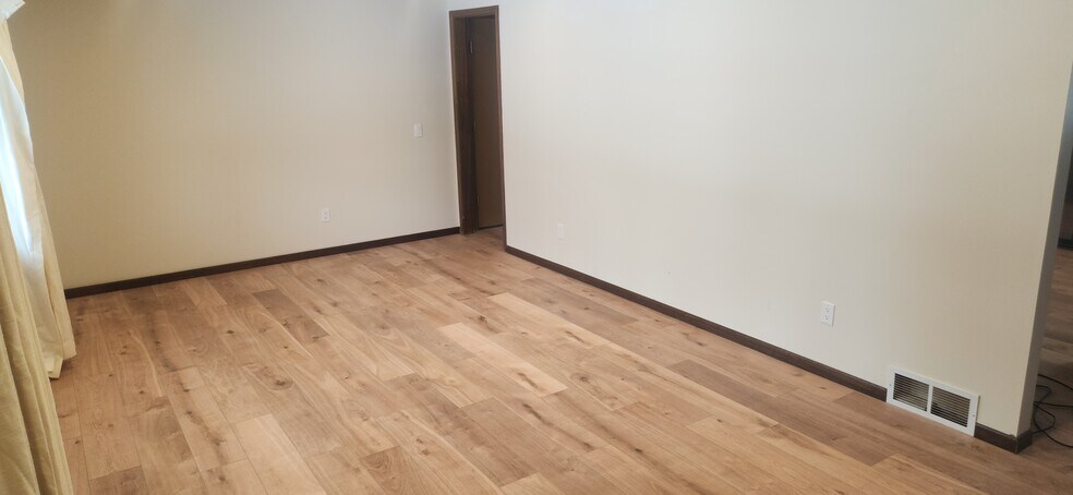 Building Photo - 5736 Pembroke Dr