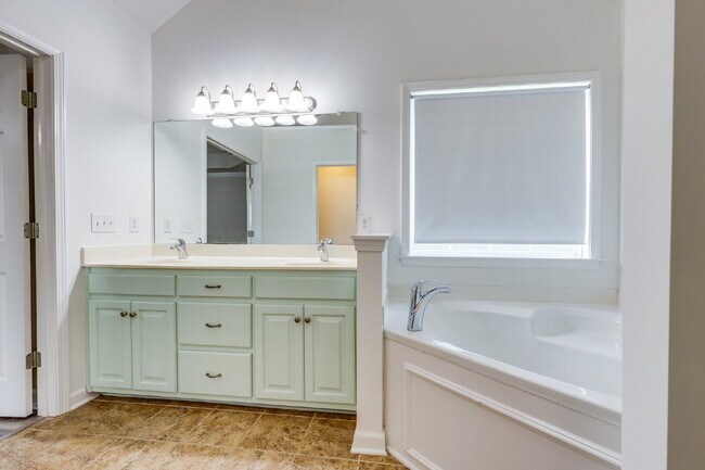 Building Photo - Spacious Spring Hill Rental in Sought-Afte...