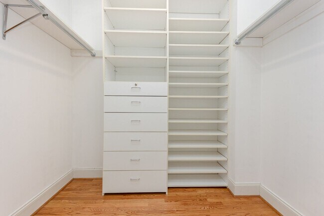 Building Photo - Spacious Townhome in the Heart of Raleigh,...