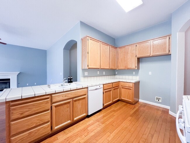 Building Photo - Spacious Single Story 3 Bd, 2 Ba Home in S...